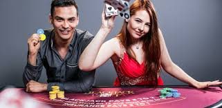Roda roulette dealer langsung di kurnia898 dengan chips permainan di atas meja